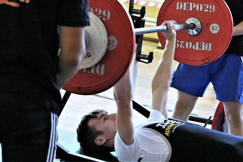 Зауральские силачи соревновались в жиме лежа